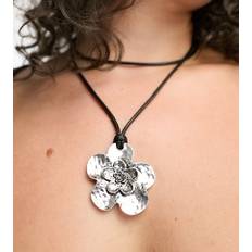 ASOS DESIGN Curve - Sølvfarvet halskæde med omkringgående snor og blomstervedhæng i sølvfarve