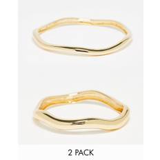 ASOS DESIGN - Pakke med 2 guldfarvede armbånd med bølget design