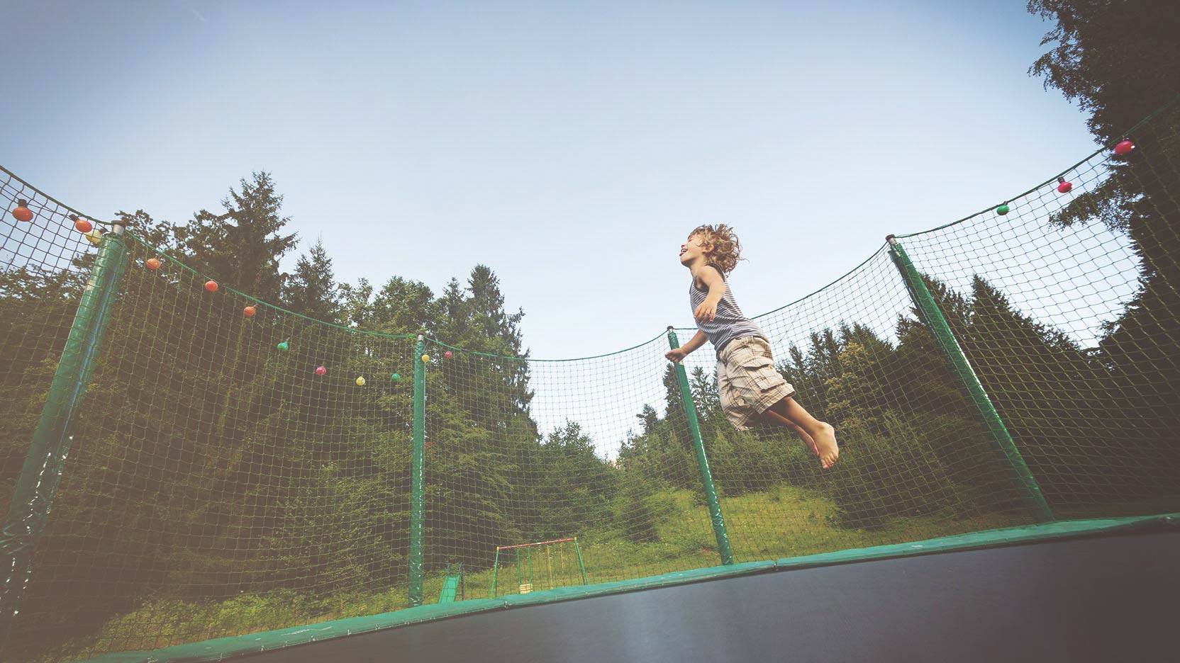 Sådan sikrer du dig at børnene hopper sikkert på trampolinen