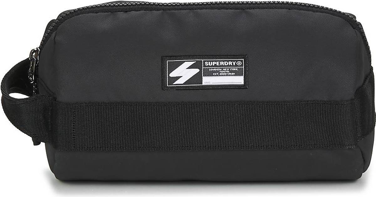 Superdry Code Wash Bag - Black (2 butikker) • Priser »