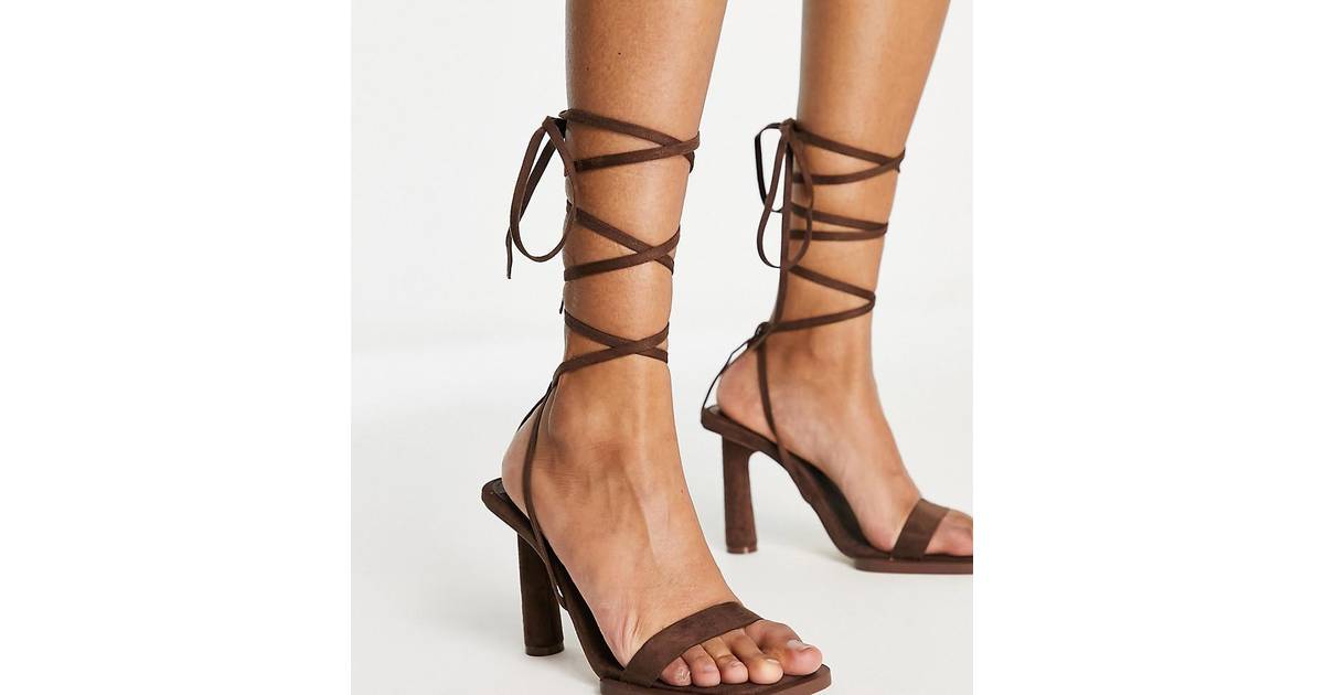 Public Desire Wide Fit Lamour Chokoladebrune sandaler med høje runde hæle  og firkantet tå Chokolade