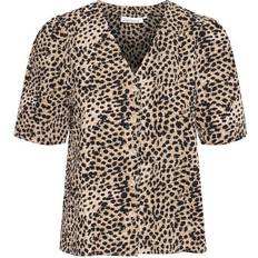 Karen by Simonsen 36 Bluser Karen by Simonsen Kbdelia Blouse with Short Sleeve - Leopard Sand