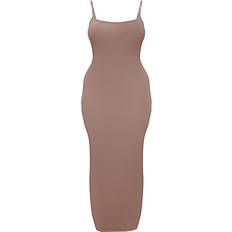PrettyLittleThing Lange kjoler PrettyLittleThing Shape Jersey Strappy Maxi Dress - Taupe