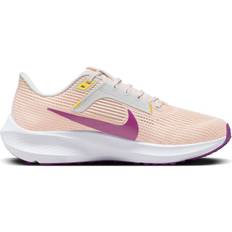 42 - Dame - Nike Air Pegasus Løbesko Nike Pegasus 40 W - Guava Ice/Amber Brown/Photon Dust/Vivid Purple