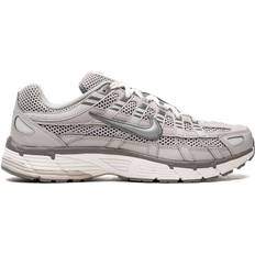 Nike 13,5 - 45 ½ - Herre Sneakers Nike P-6000 Premium M - Light Iron Ore/Photon Dust/Flat Pewter/Metallic Silver