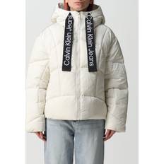 Calvin Klein Overtøj Calvin Klein Logo Drawstring Short Puffer Kvinde Dunjakker hos Magasin Ybi