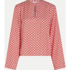 Tommy Hilfiger Dame - Viskose Bluser Tommy Hilfiger Geometric Print V-Neck Relaxed Fit Blouse VARSITY SEAL PRINT/ DARING SCARLET