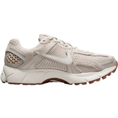 Nike 45 - Dame - Imiteret læder Sneakers Nike Zoom Vomero 5 W - Light Orewood Brown/Metallic Silver/Gum Medium Brown/Sail