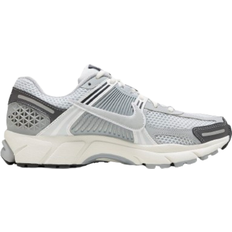 45 - Dame - Imiteret læder Sportssko Nike Zoom Vomero 5 W - Pure Platinum/Summit White/Dark Grey/Metallic Silver
